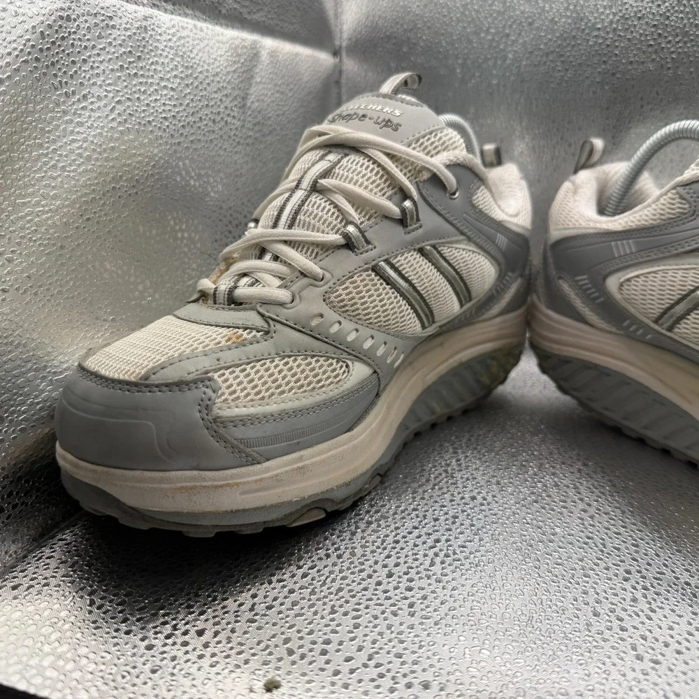 Skechers product pair